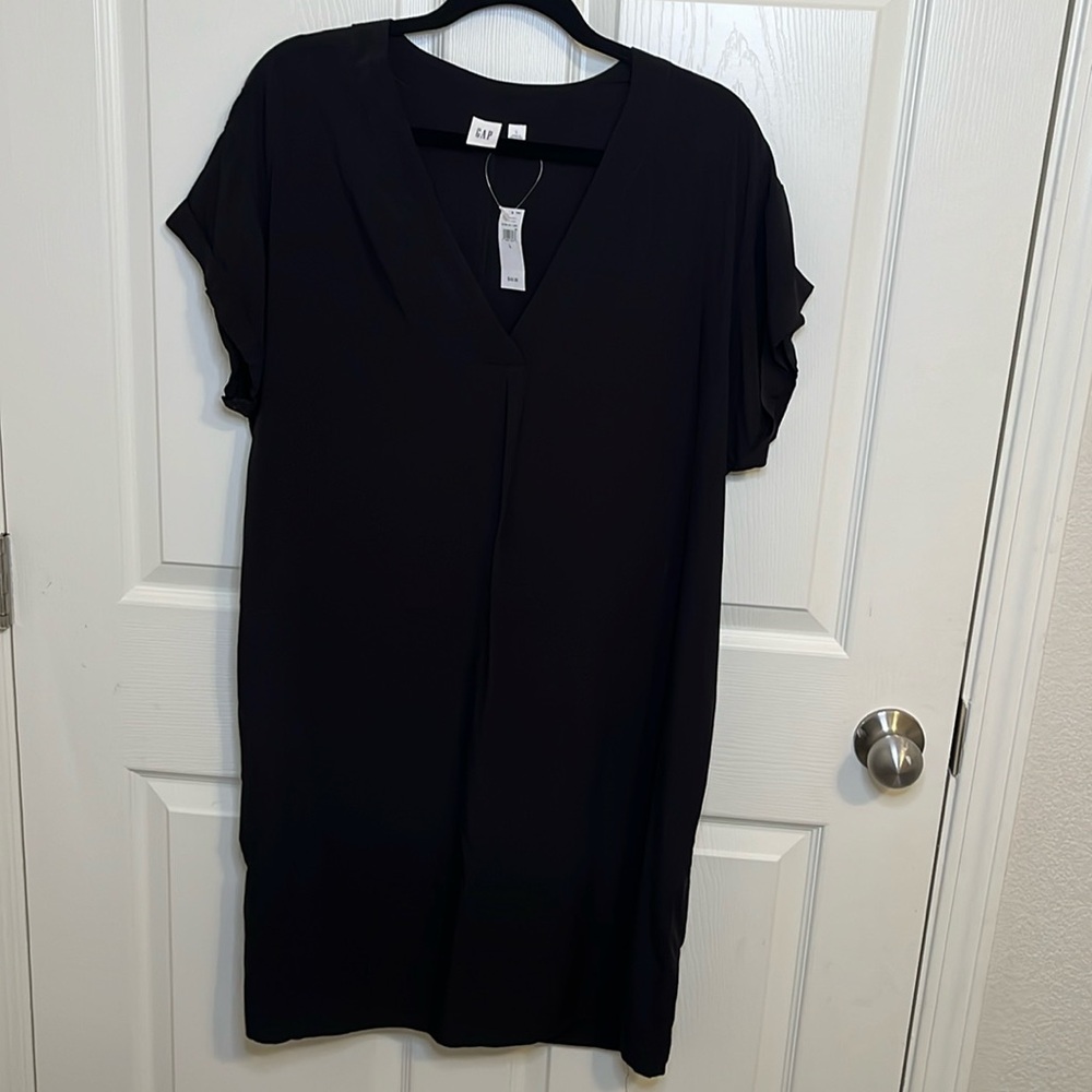 GAP short sleeve v-neck dress